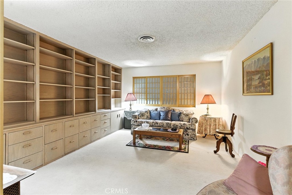 2924 Raccoon Drive Lake Isabella, CA 93240 - Photo 16 of 33 a living room with furniture