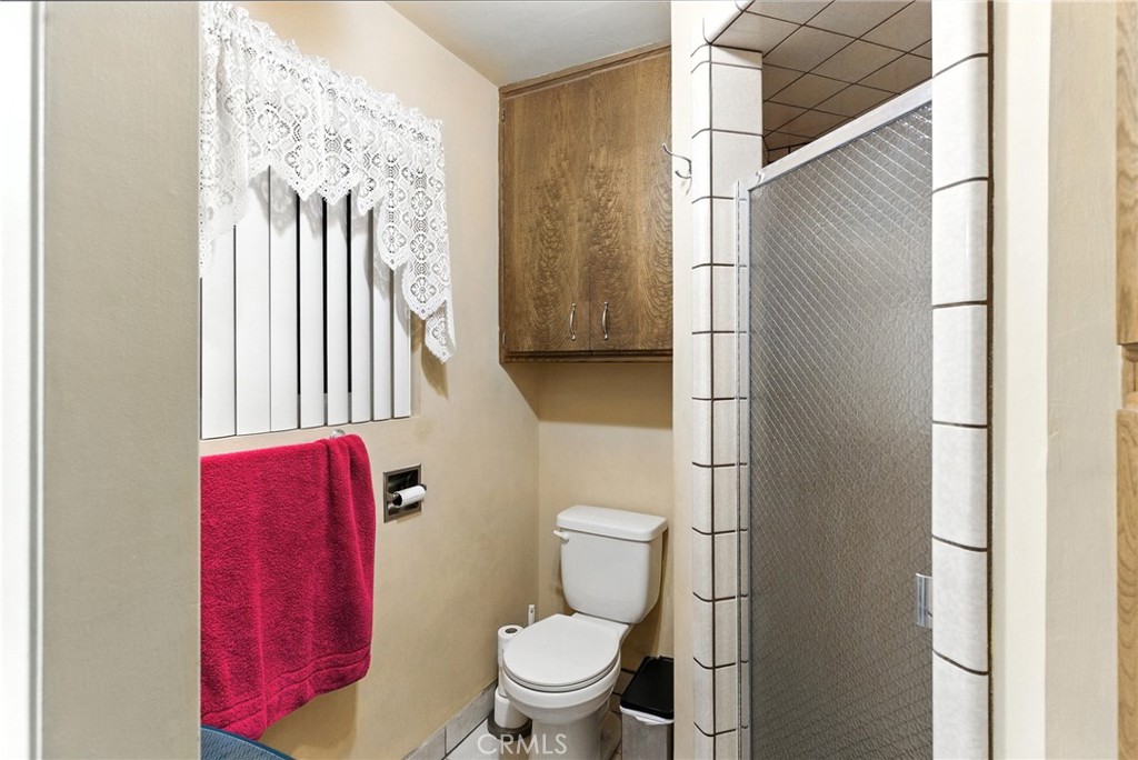 2924 Raccoon Drive Lake Isabella, CA 93240 - Photo 26 of 33 a bathroom with a toilet and a shower curtain