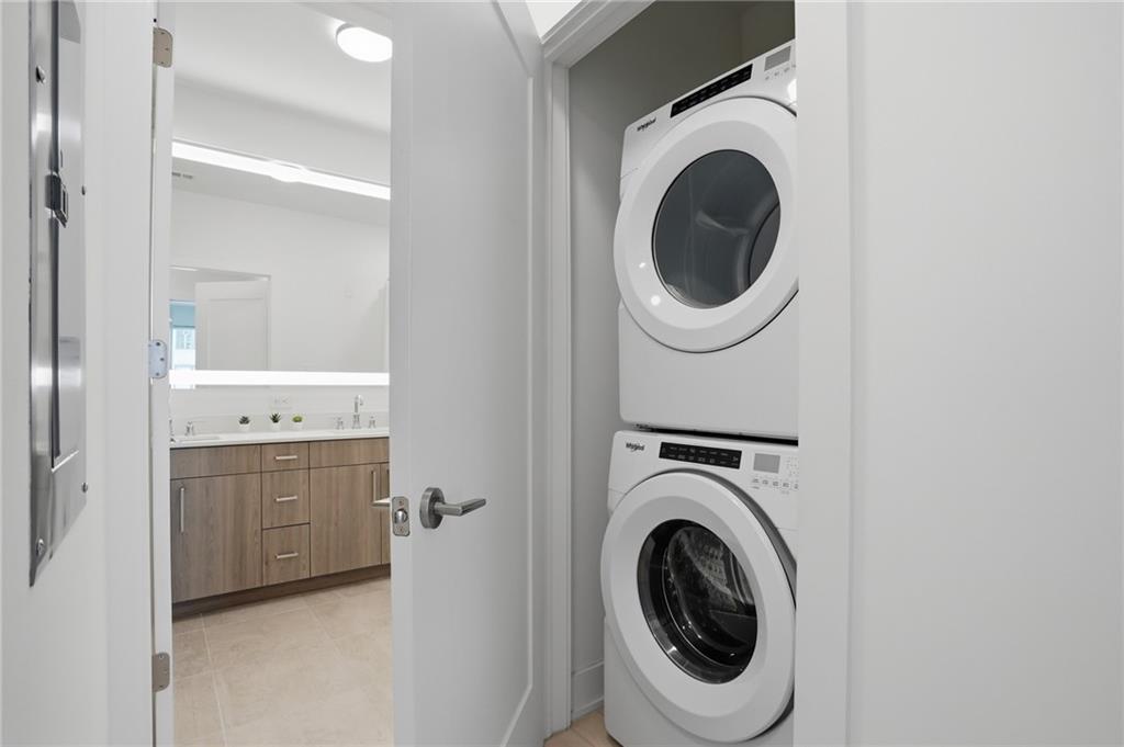 775 Juniper Street Northeast, Unit 322 Atlanta, GA 30308 - Photo 17 of 34 a utility room with sink dryer and washer