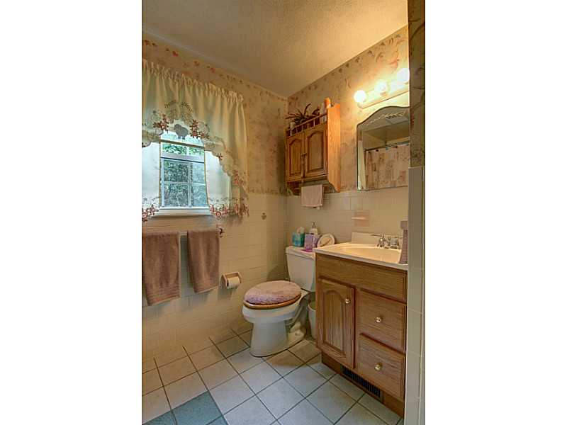 464 River Road Lincoln, RI 02865 - Photo 15 of 24 Bathroom.