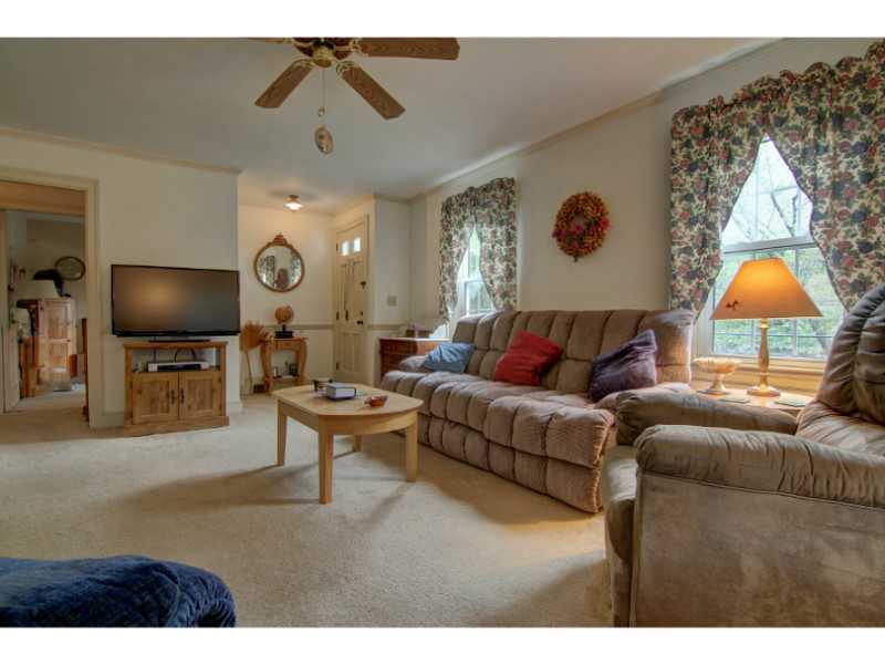 464 River Road Lincoln, RI 02865 - Photo 3 of 24 Living Room.