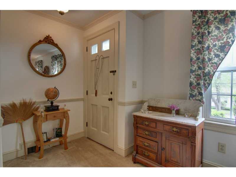 464 River Road Lincoln, RI 02865 - Photo 4 of 24 Entry.