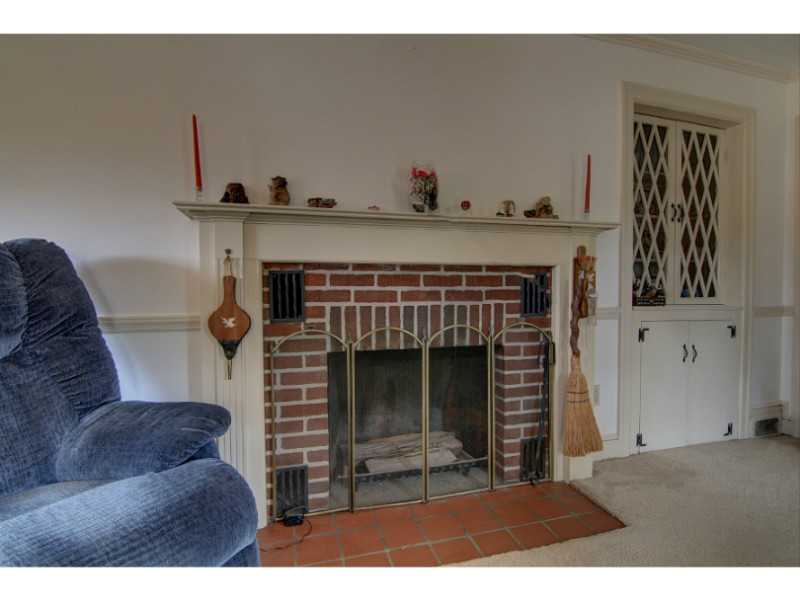 464 River Road Lincoln, RI 02865 - Photo 5 of 24 Living Room.