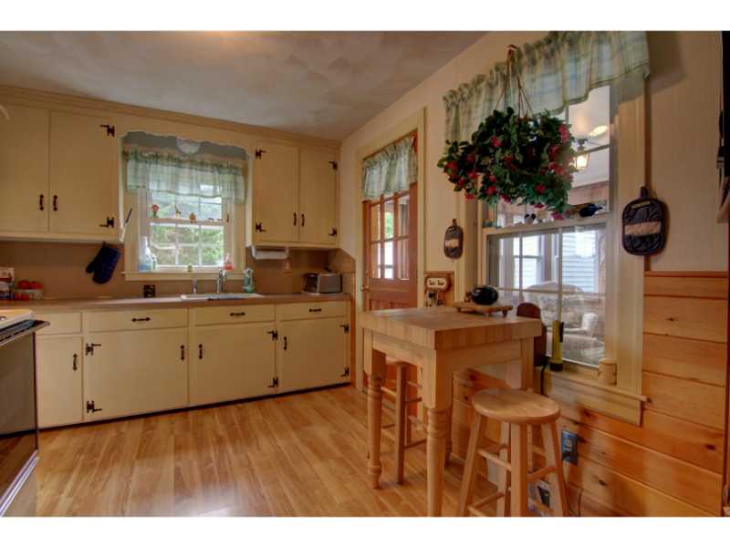 464 River Road Lincoln, RI 02865 - Photo 9 of 24 Kitchen.