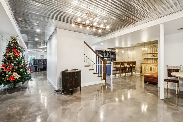 a room with lots of flowers and furniture