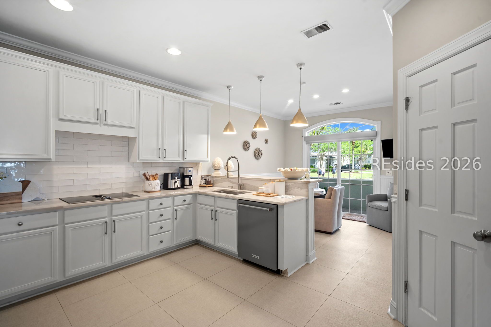 209 Farnsleigh Avenue Bluffton, SC 29910 - Photo 19 of 57 Eat-In kitchen with patio