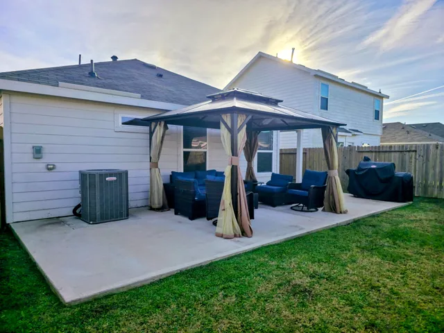 a view of a house with backyard and porch
