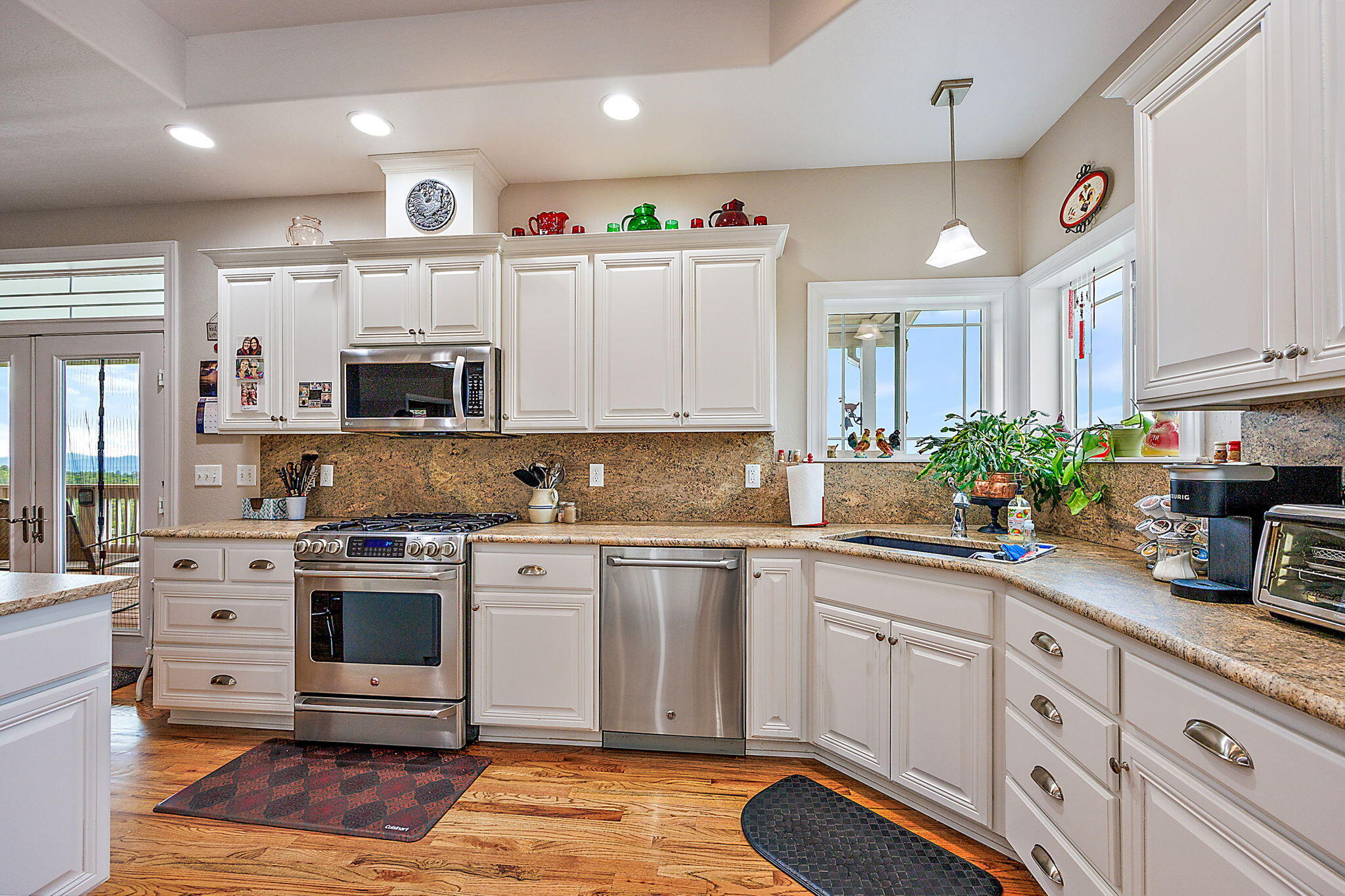 1011 Wren Ridge Drive Eagle Point, OR 97524 - Photo 45 of 89 Kitchen-Coffered Ceiling