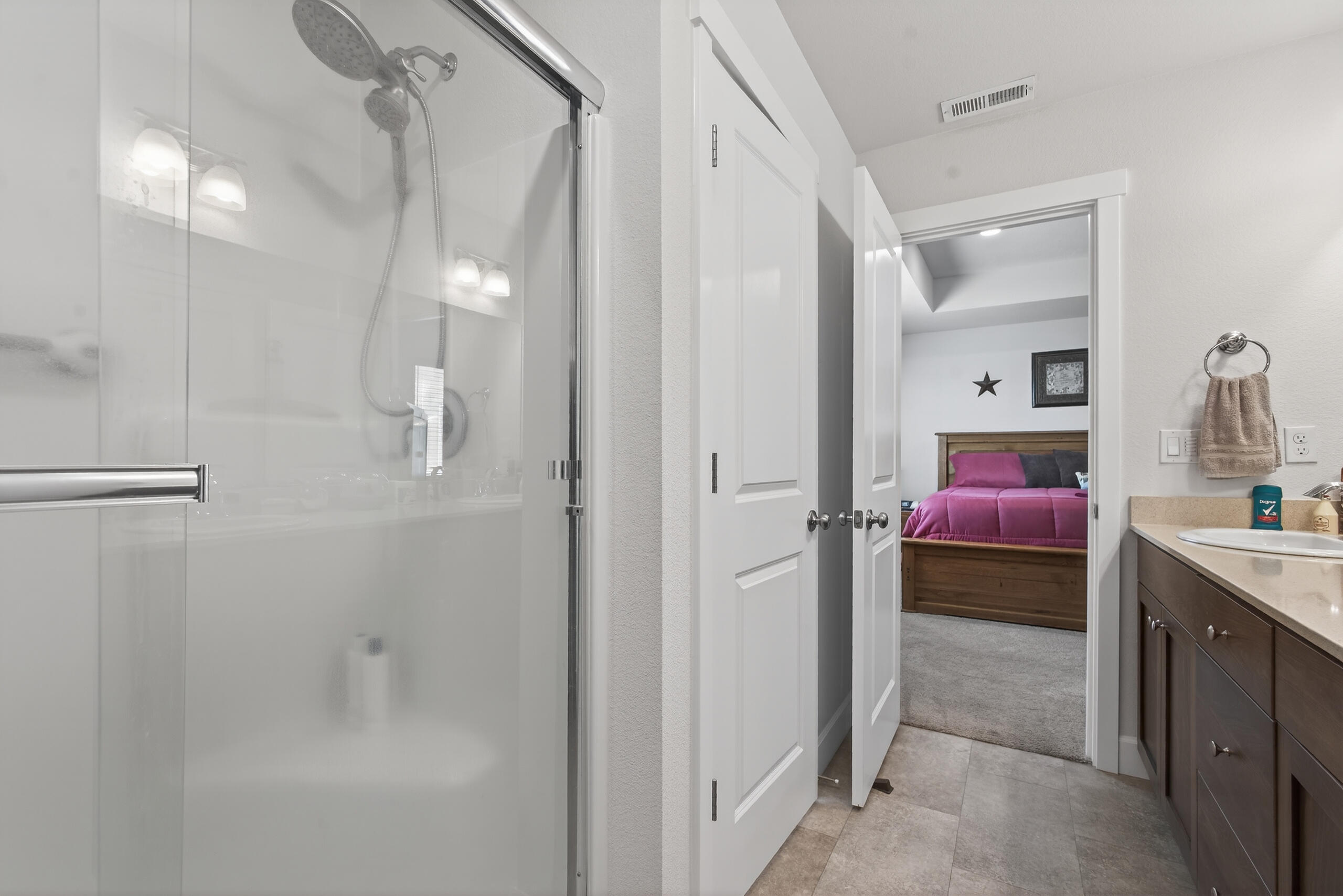 1225 Northwest Willow Parkway Road Madras, OR 97741 - Photo 25 of 31 Primary Bath/ walk-In shower
