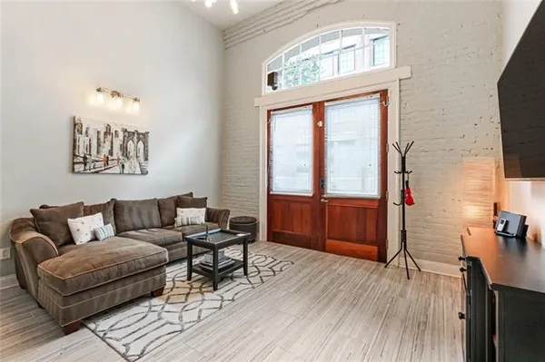 $2,000 | 700 Commerce Street, Unit 111, New Orleans, LA 70130