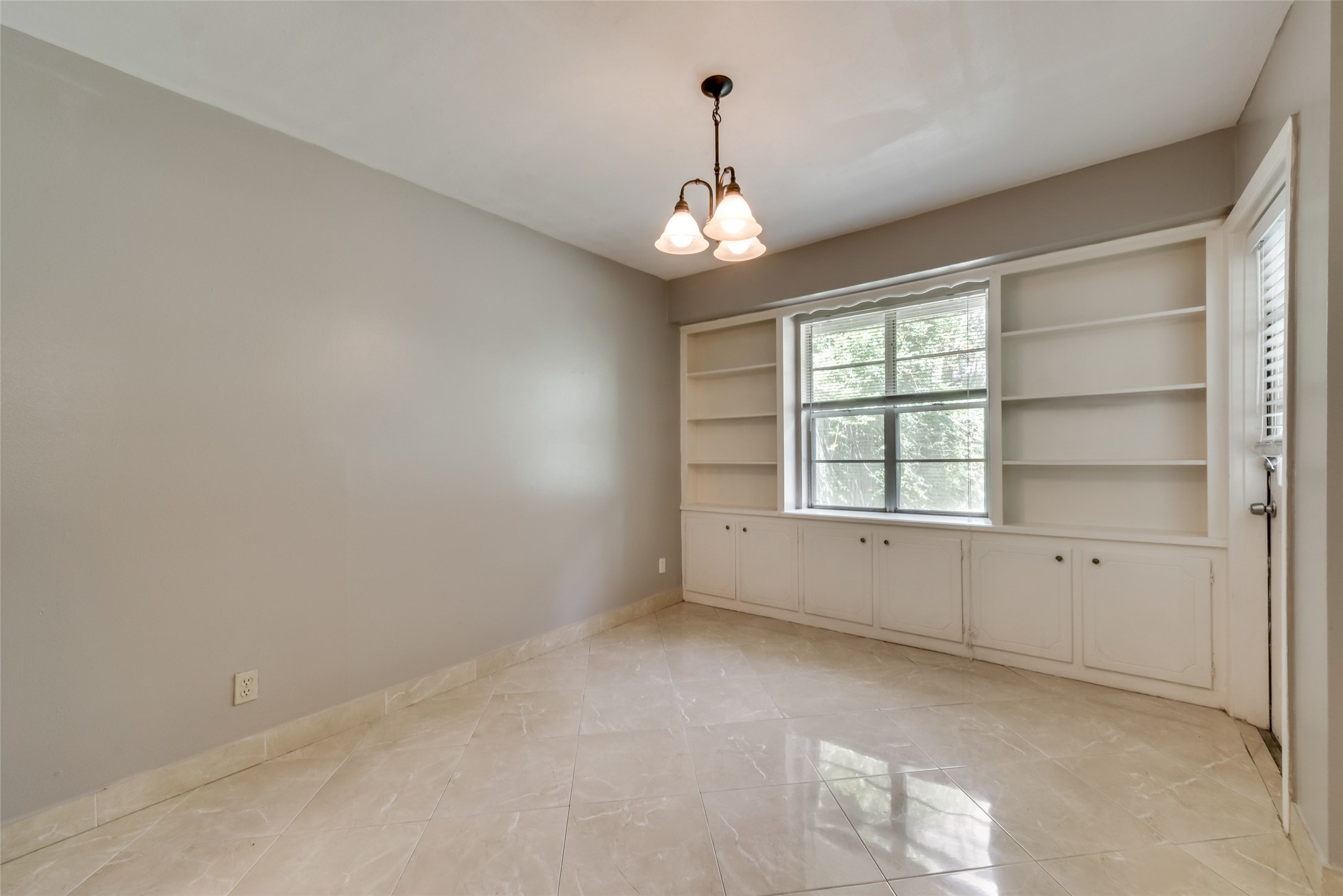 1522 Baggett Lane, Unit A Houston, TX 77055 - Photo 9 of 29 an empty room with chandelier fan and windows