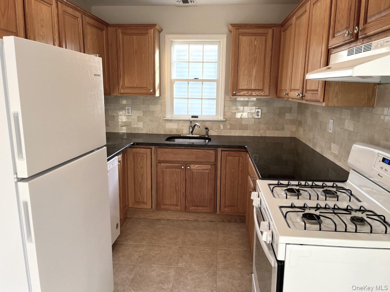 56 Linwood Road North, Unit 2 Port Washington, NY 11050 - Photo 3 of 11