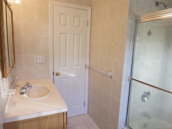 $3,000 | 56 Linwood Road North, Unit 2, Port Washington, NY 11050