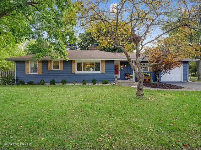 $329,900 | 2 Sunset Lane, Algonquin, IL 60102