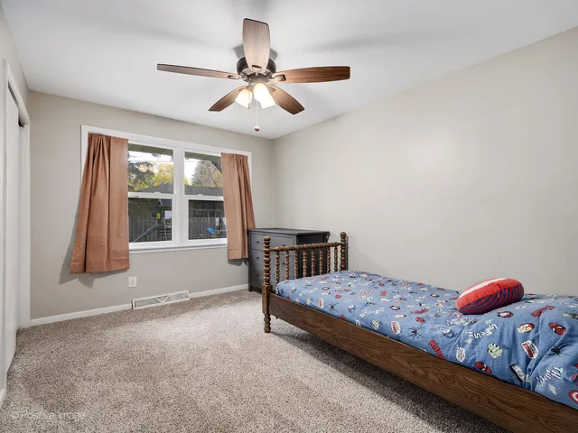 $329,900 | 2 Sunset Lane, Algonquin, IL 60102