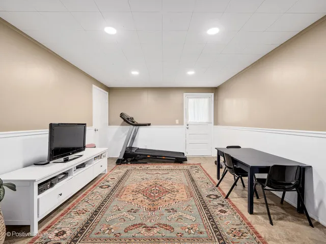 $329,900 | 2 Sunset Lane, Algonquin, IL 60102