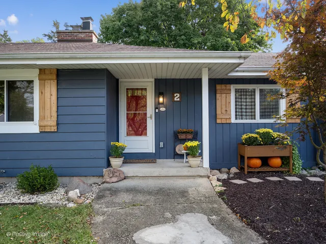 $329,900 | 2 Sunset Lane, Algonquin, IL 60102