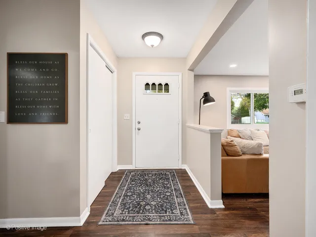 $329,900 | 2 Sunset Lane, Algonquin, IL 60102