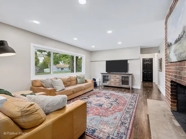 $329,900 | 2 Sunset Lane, Algonquin, IL 60102