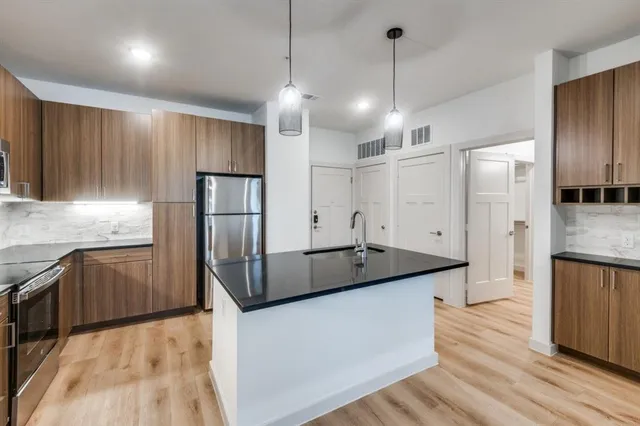 $1,400 | 512 North Ewing Avenue, Unit 102, Dallas, TX 75203