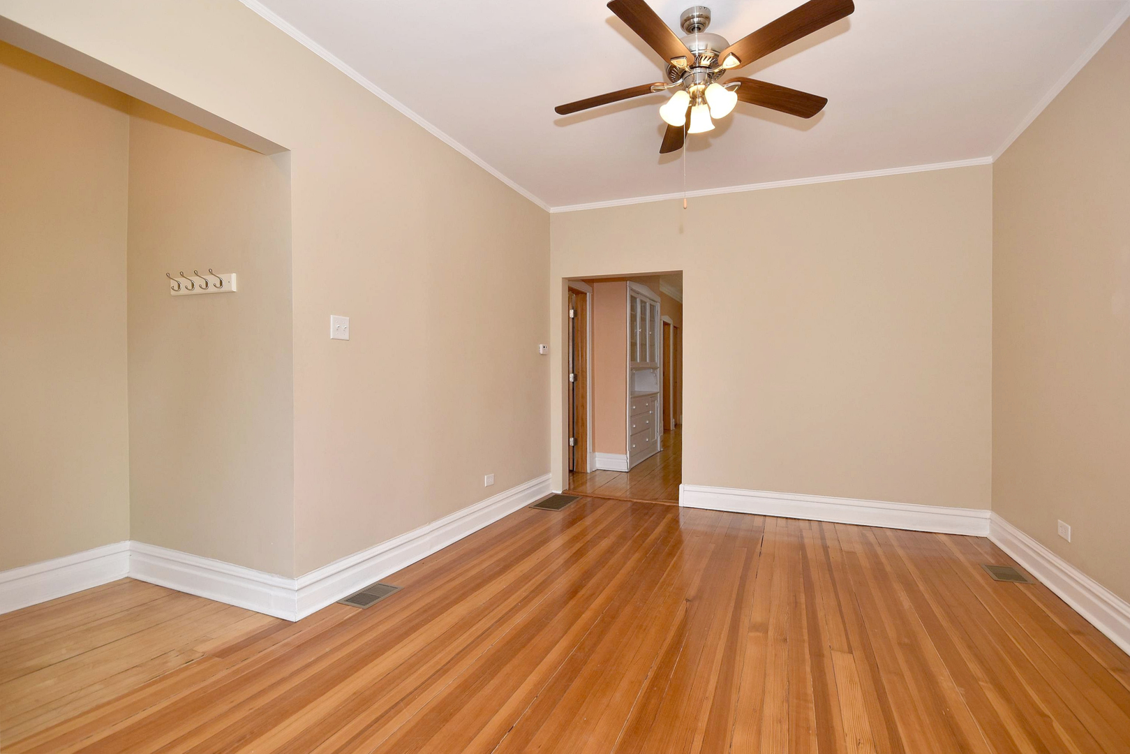 2735 North Ridgeway Avenue Chicago, IL 60647 - Photo 3 of 20