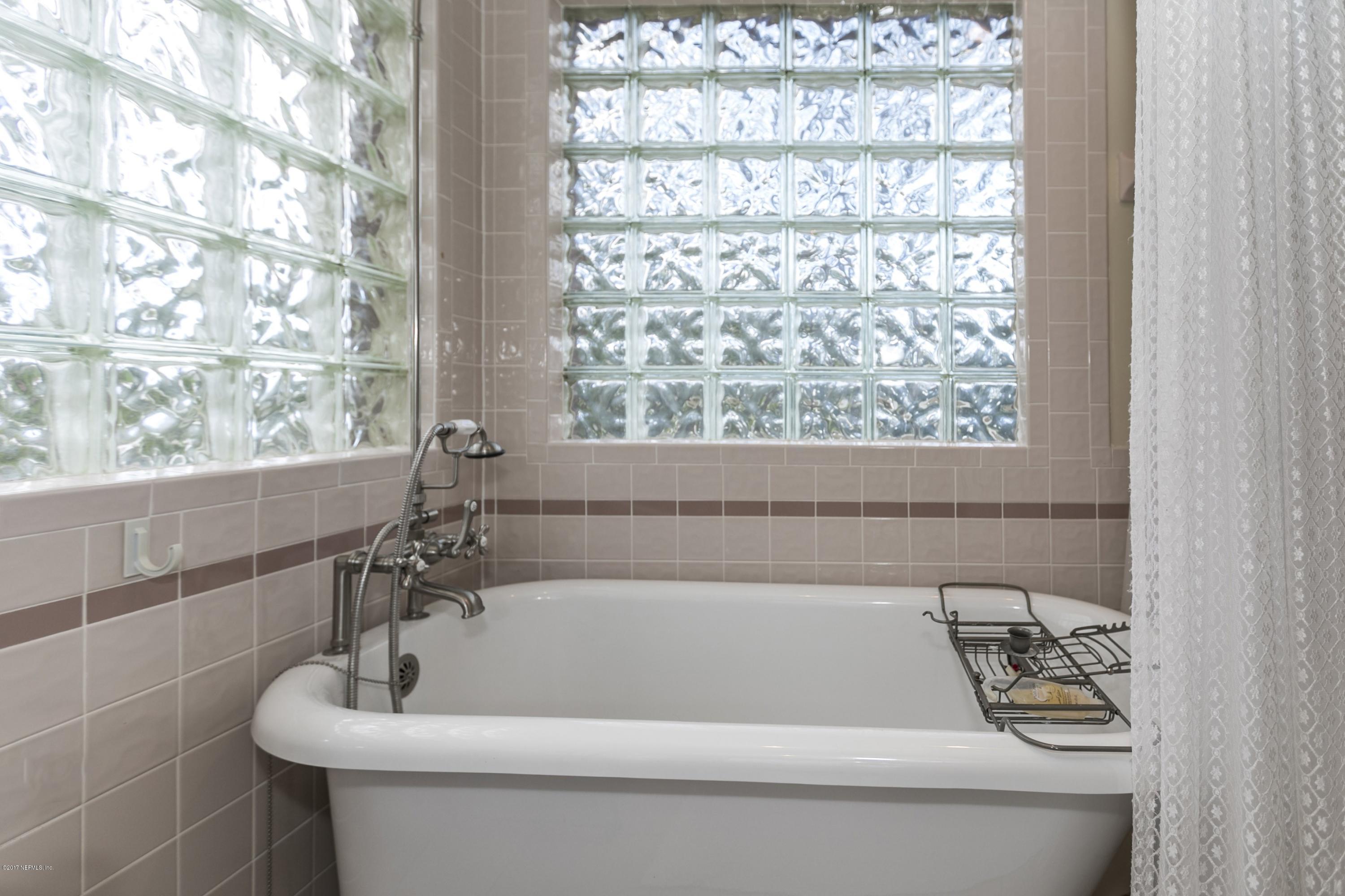 3301 Turtle Creek Road St. Augustine, FL 32086 - Photo 15 of 26 a bathroom with a bathtub