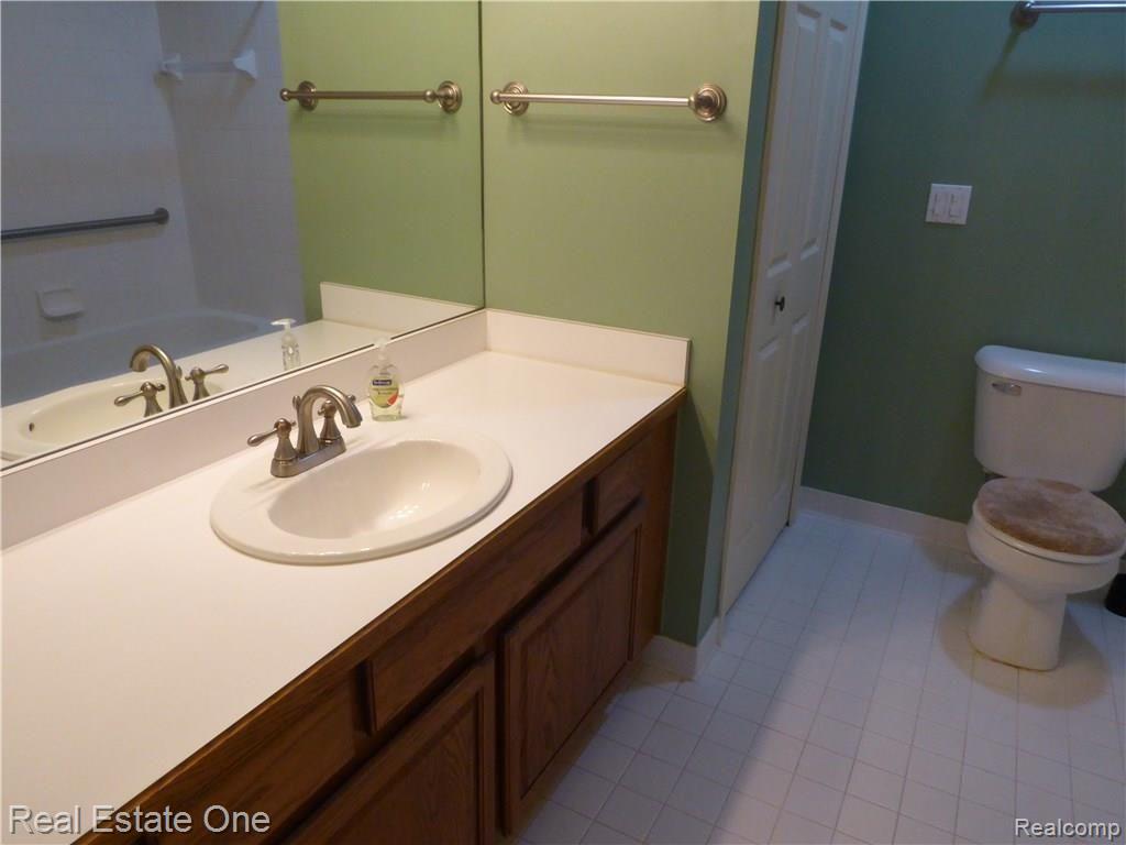 60-1 Pine Tree Ridge, Unit 23 Waterford, MI 48327 - Photo 13 of 23 2016-09-20 03.12
