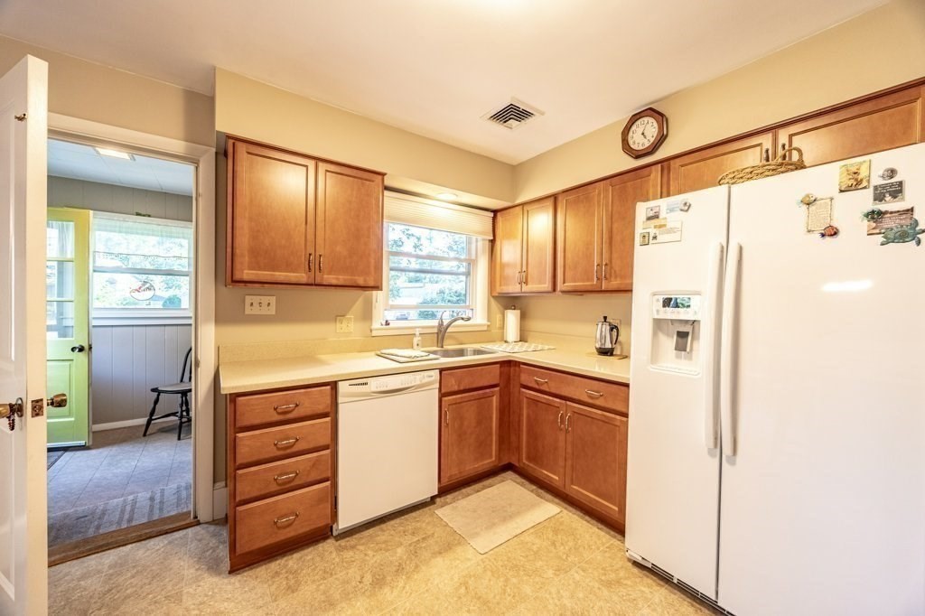 63 Cottage Street Fairhaven, MA 02719 - Photo 13 of 42