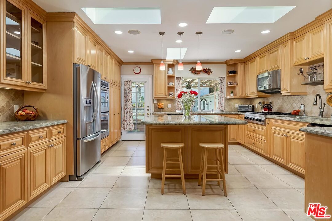1612 Reeves Street Los Angeles, CA 90035 - Photo 11 of 34 Gallery Image 11