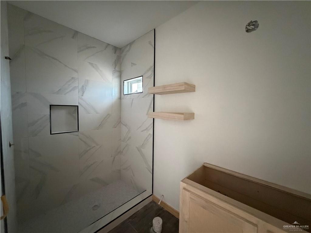 2292 Via Roma Road Weslaco, TX 78596 - Photo 10 of 10 a bathroom with a shower