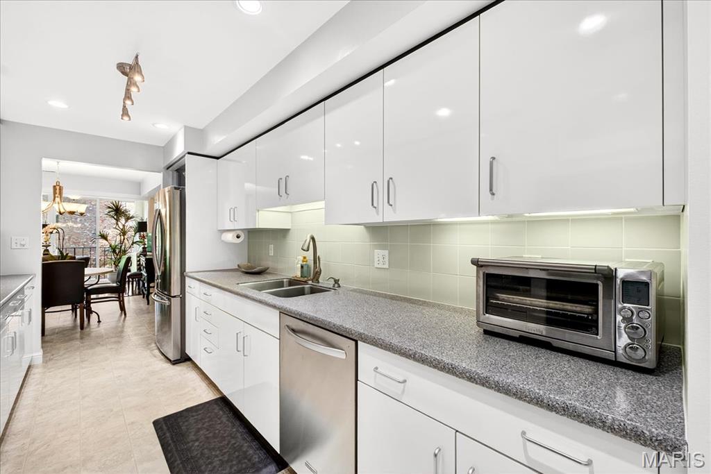 14308 East Conway Meadows Court, Unit 203 Chesterfield, MO 63017 - Photo 12 of 36