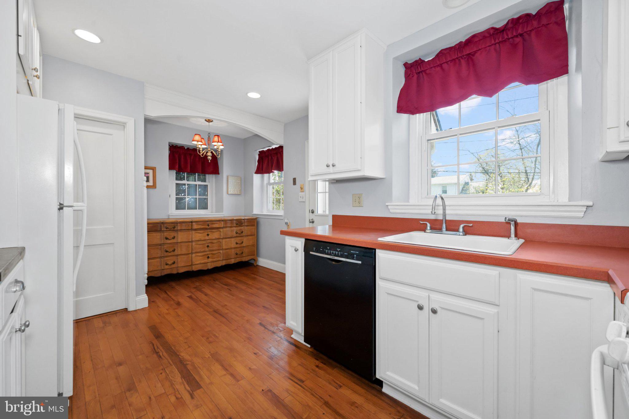 512 Lennox Road Wilmington, DE 19809 - Photo 11 of 28 Bright and inviting kitchen space.