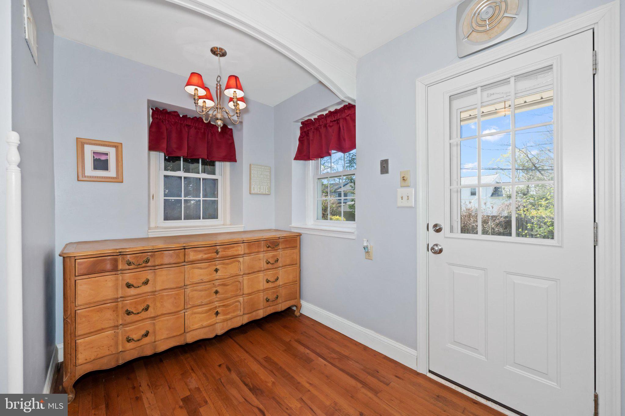 512 Lennox Road Wilmington, DE 19809 - Photo 14 of 28 Charming entryway with natural light.