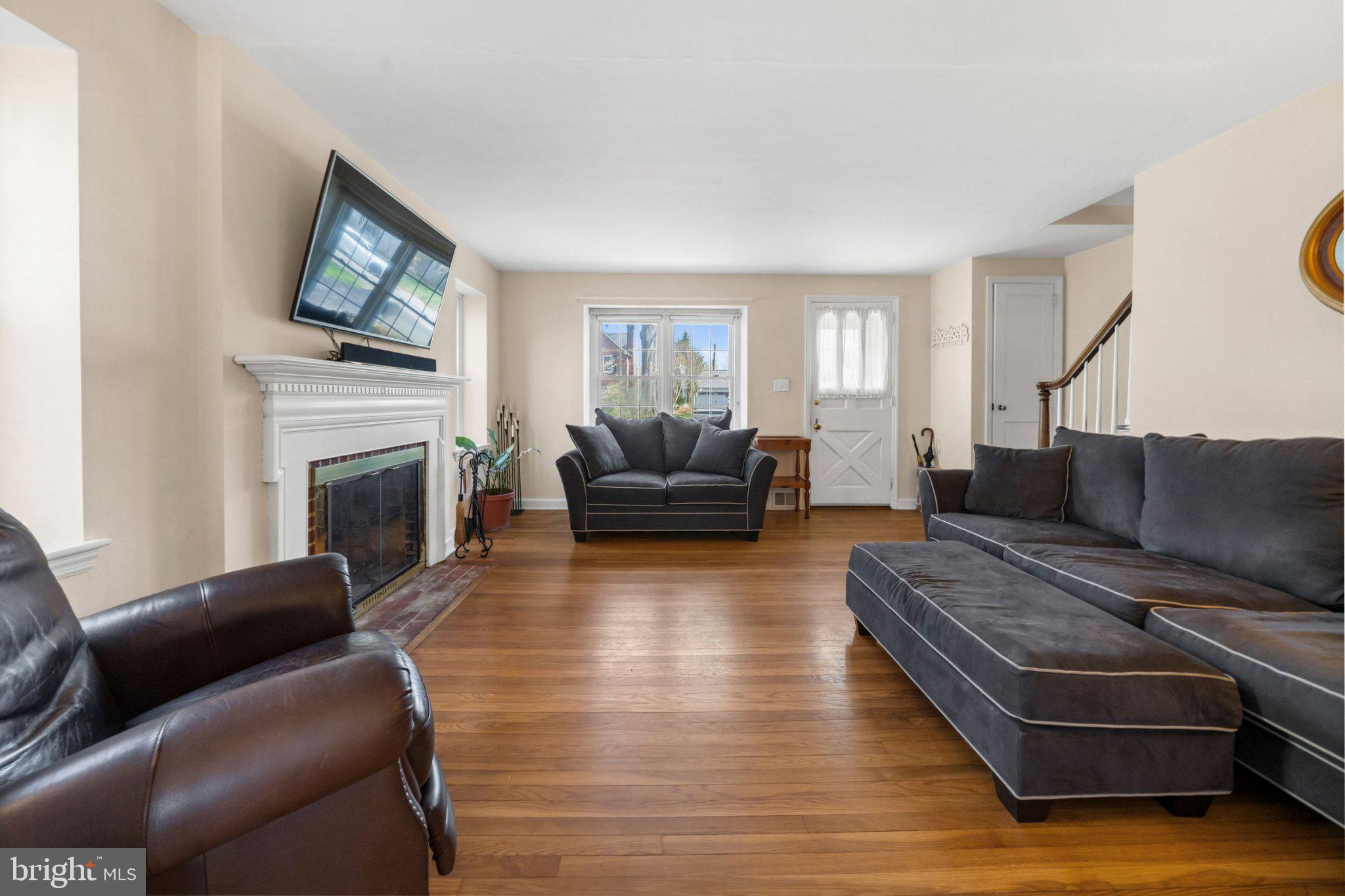 512 Lennox Road Wilmington, DE 19809 - Photo 6 of 28 Spacious living area with natural light.