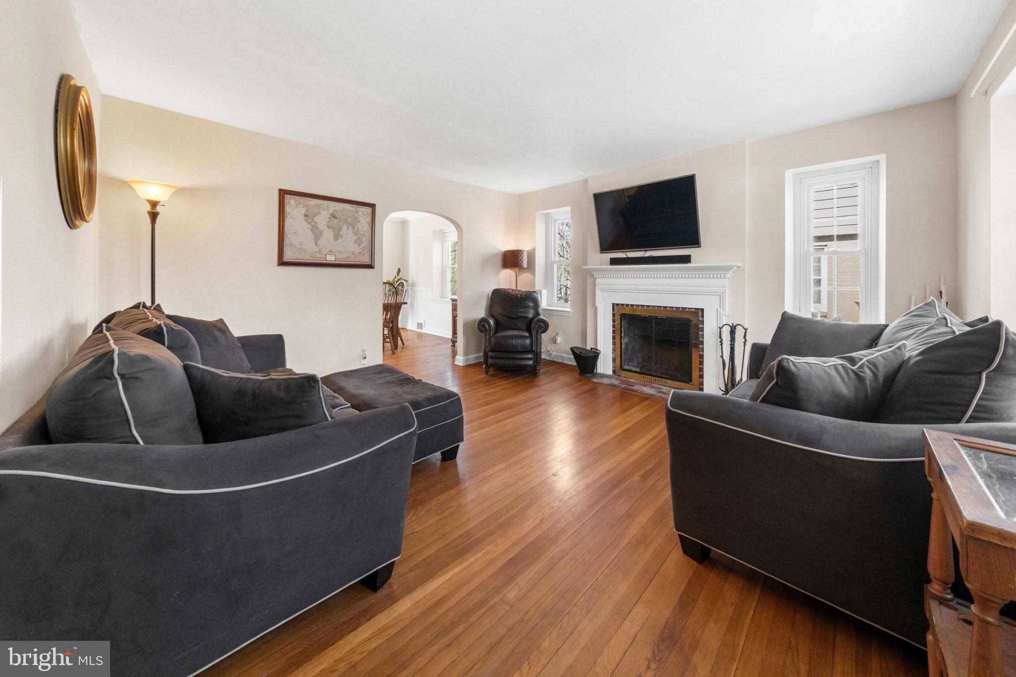 512 Lennox Road Wilmington, DE 19809 - Photo 7 of 28 Inviting living space with warm tones.