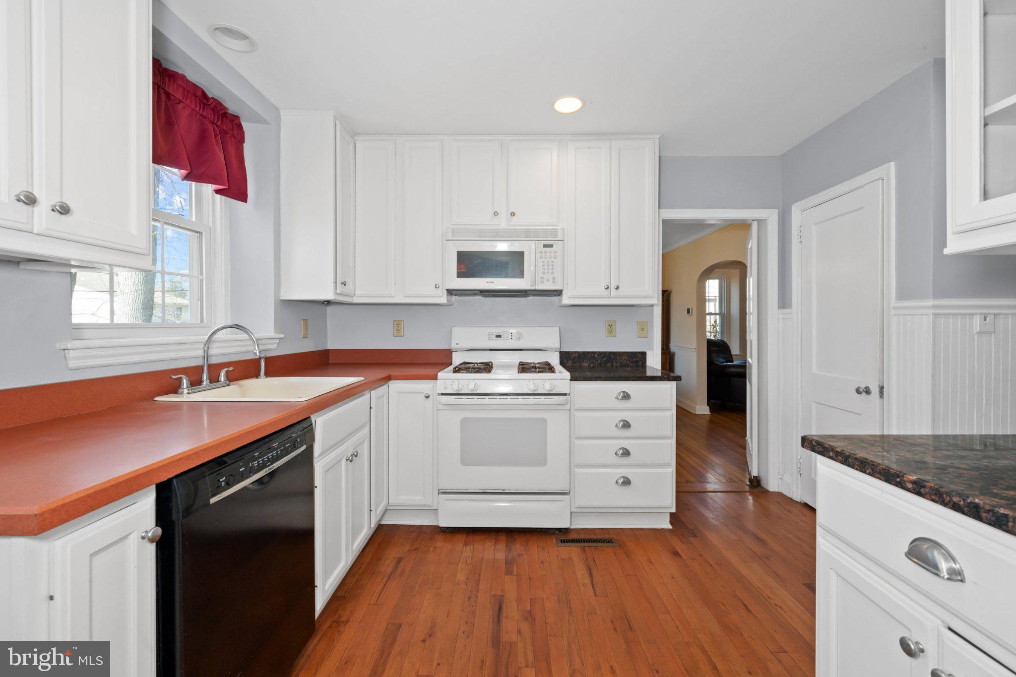 512 Lennox Road Wilmington, DE 19809 - Photo 10 of 28 Bright and inviting kitchen space.