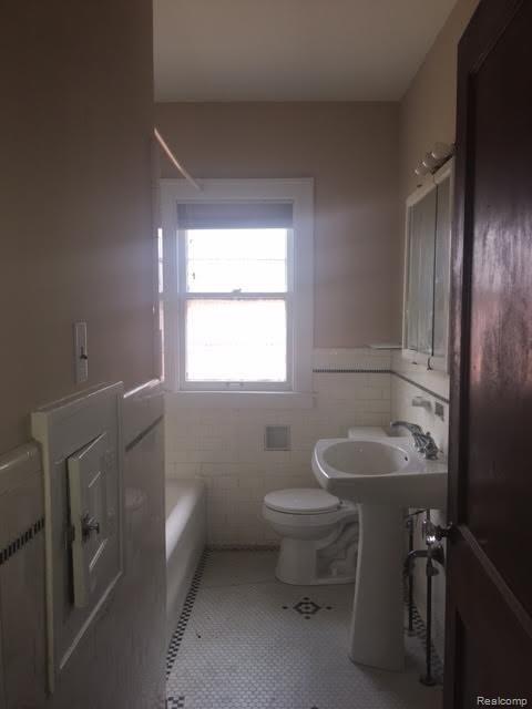 970 Nottingham Road Grosse Pointe, MI 48230 - Photo 6 of 10 unit 2 bathroom.jpg