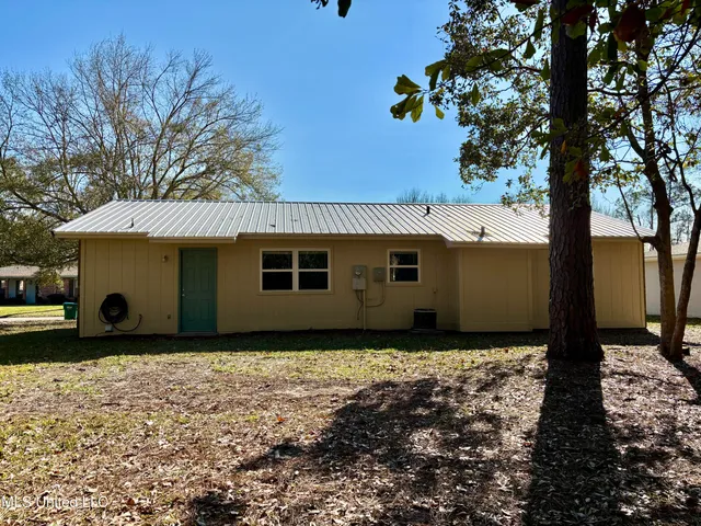 $1,200 | 1616 Timber Lane Road, Gautier, MS 39553