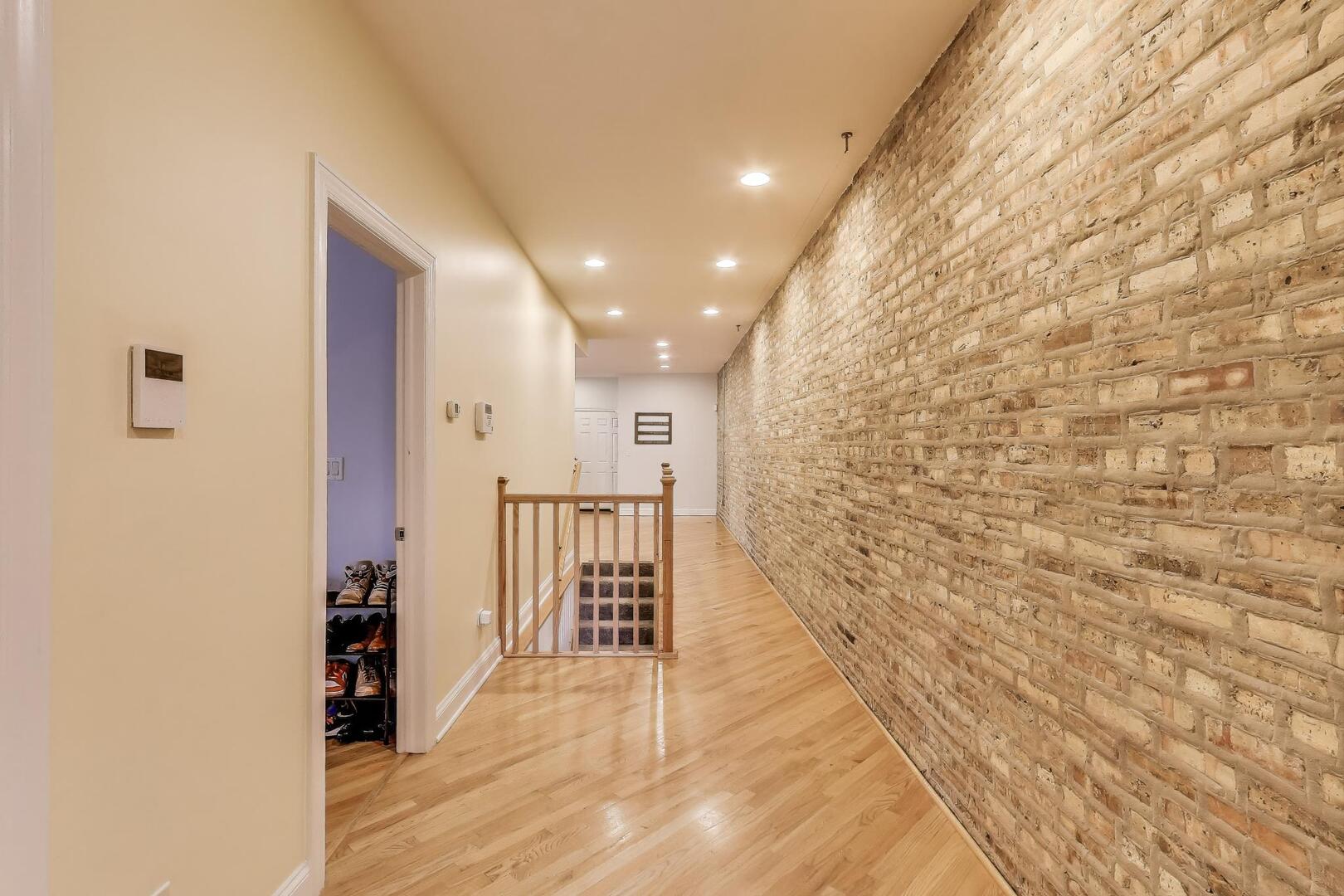 911 Maple Avenue, Unit 1N Evanston, IL 60202 - Photo 3 of 29 a bathroom with shower