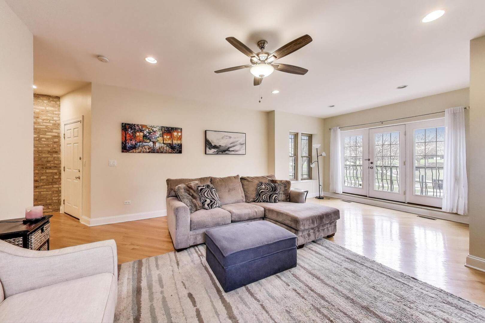 911 Maple Avenue, Unit 1N Evanston, IL 60202 - Photo 6 of 29 a living room with furniture and a large window
