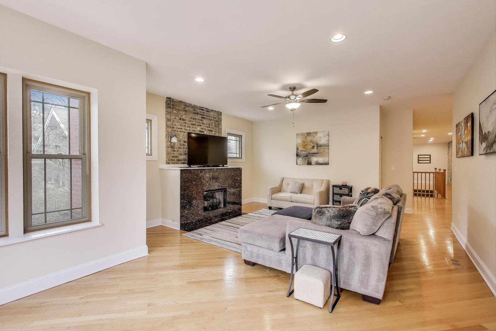 911 Maple Avenue, Unit 1N Evanston, IL 60202 - Photo 7 of 29 a living room with furniture and a flat screen tv