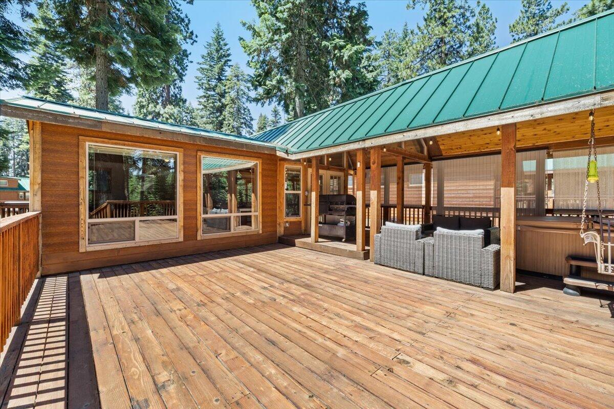 7979 Hyatt Prairie Road, Unit 32 Ashland, OR 97520 - Photo 6 of 38 HUGE back deck for relaxing and entertaining.