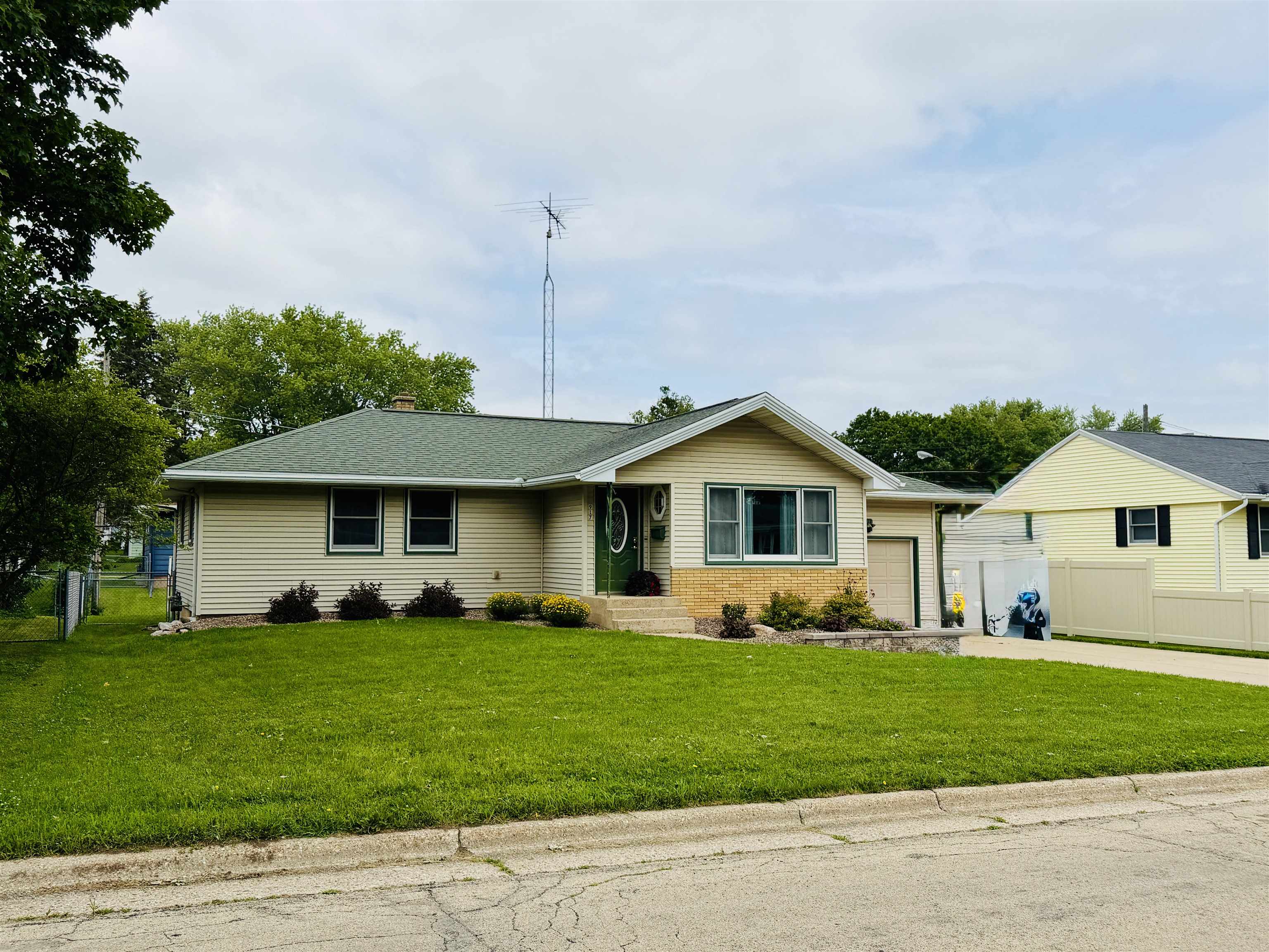 917 26th Street Monroe, WI 53566 - Photo 3 of 38