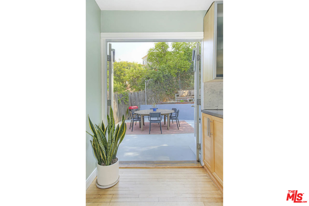 2408 Riverside Place Los Angeles, CA 90039 - Photo 12 of 20 Gallery Image 12