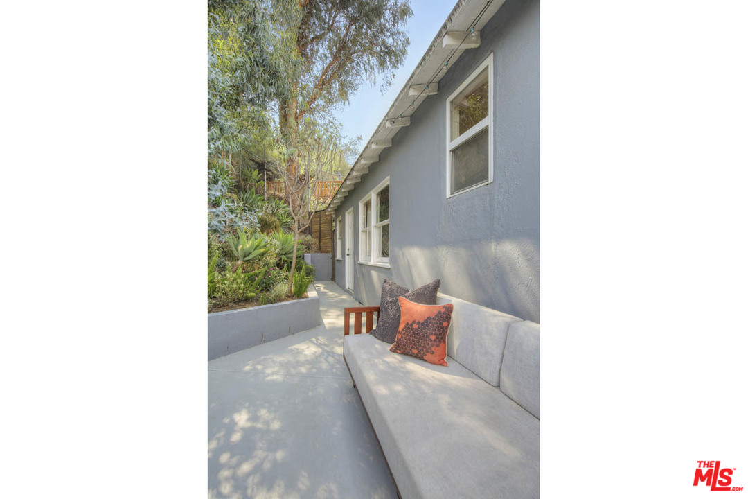 2408 Riverside Place Los Angeles, CA 90039 - Photo 17 of 20 Gallery Image 17