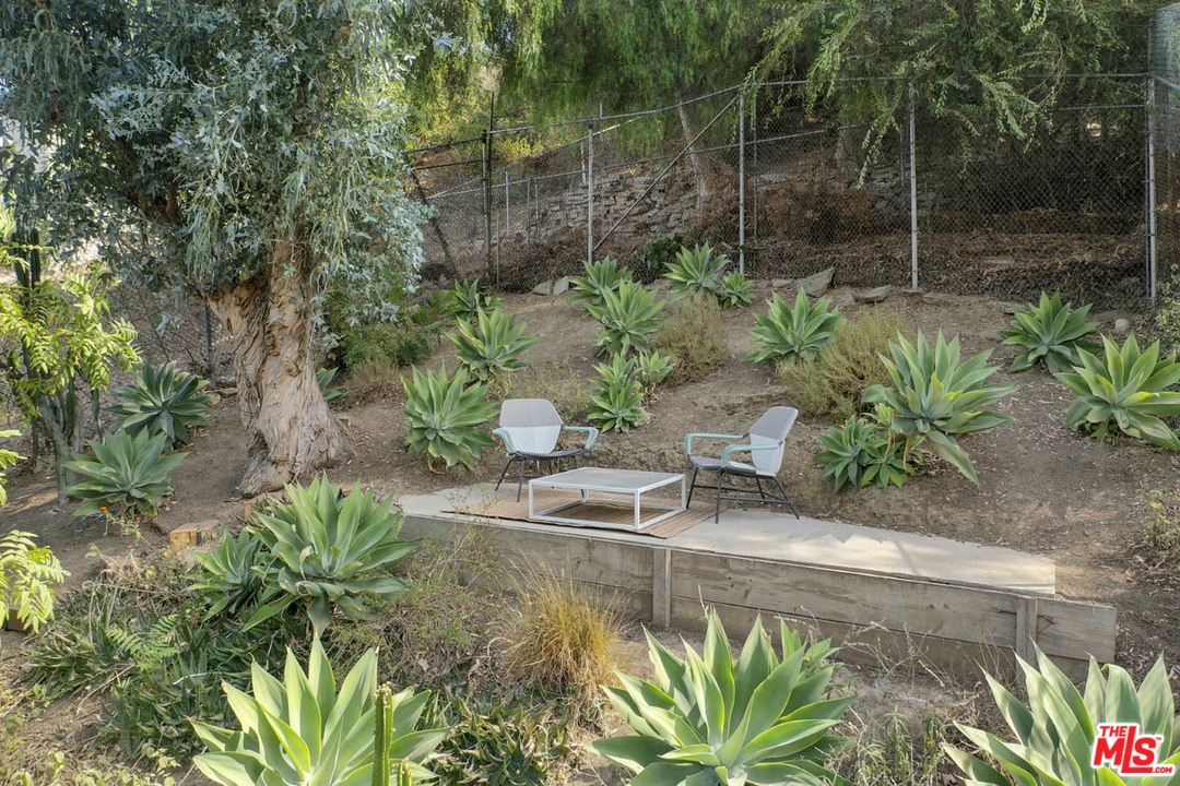 2408 Riverside Place Los Angeles, CA 90039 - Photo 19 of 20 Gallery Image 19