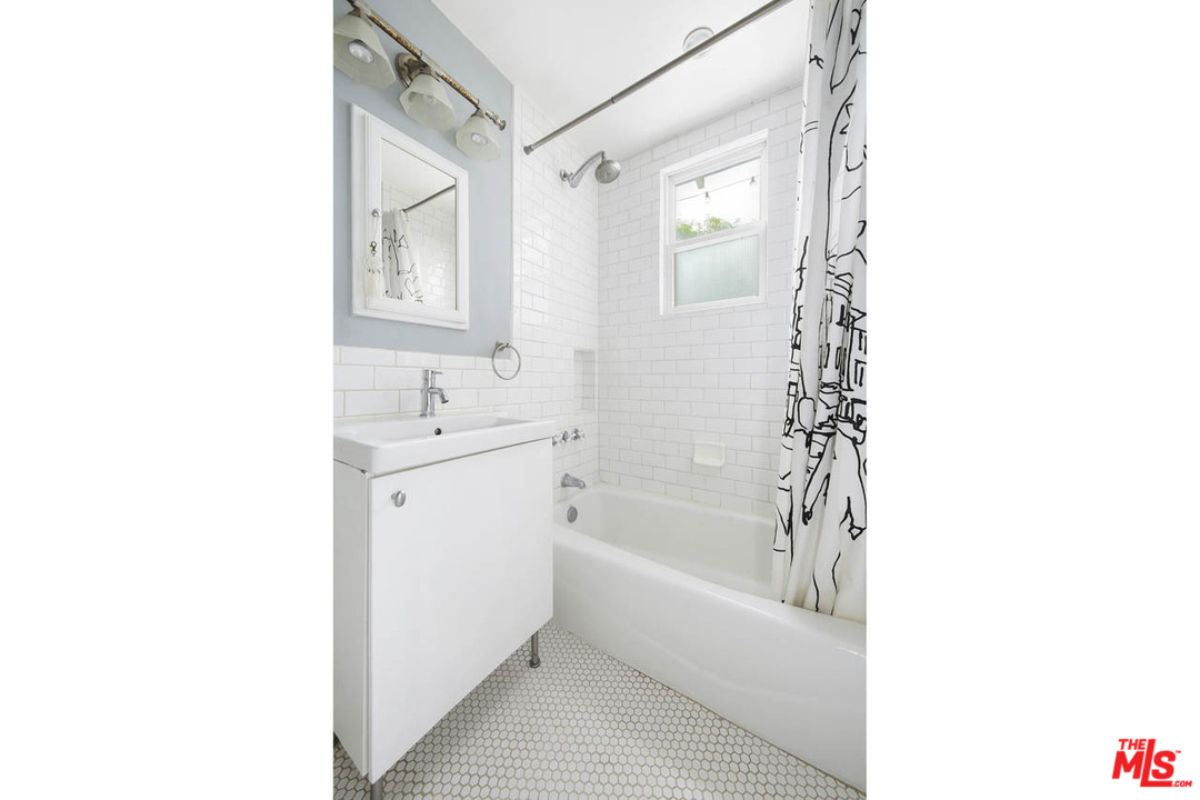 2408 Riverside Place Los Angeles, CA 90039 - Photo 9 of 20 Gallery Image 9