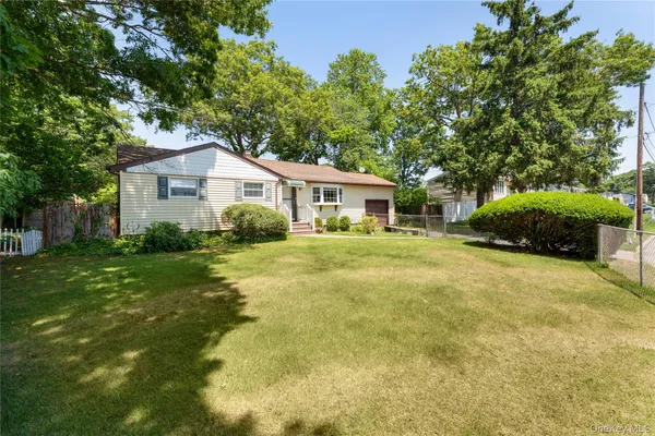 $529,999 | 203 Hall Street, Port Jefferson Station, NY 11776