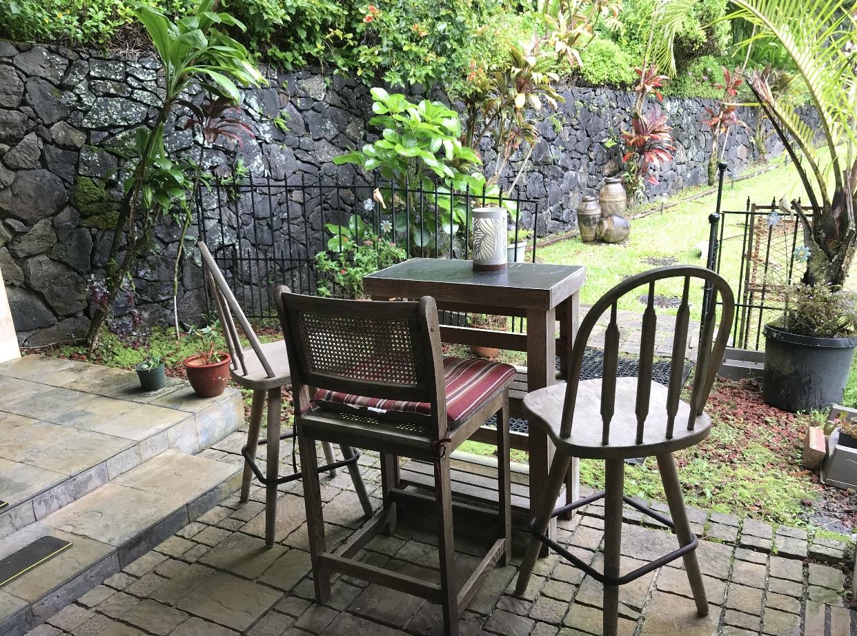 592 Kaupakalua Road Haiku, HI 96708 - Photo 26 of 28 a view of a chairs and table in the patio