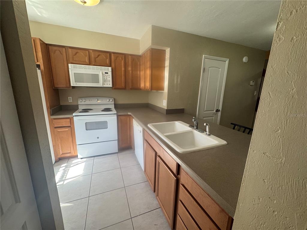 2202 Southwest 39 Drive Gainesville, FL 32607 - Photo 3 of 17